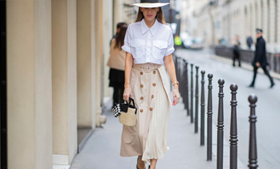 Žena na ulici ve stylové sukni na knoflíky